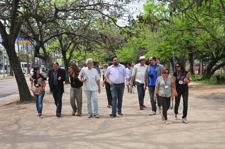 Grupo caminhou pelo Parque da Reden&ccedil;&atilde;o e discutiu proposta de cercamento