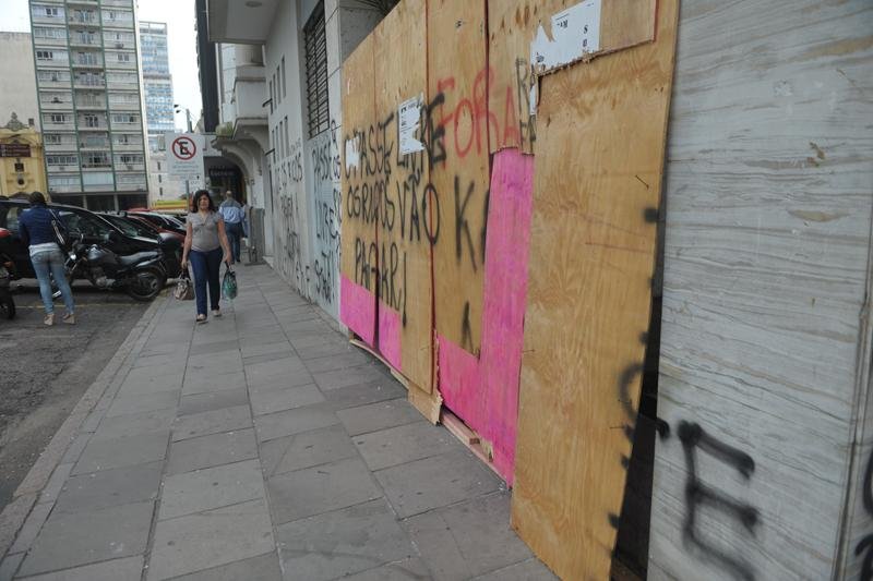 Pr&eacute;dio onde prefeito mora foi pichado e depredado durante protesto na Capital 