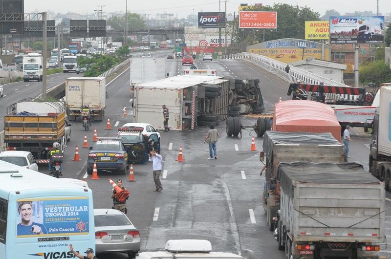 Uma hora ap&oacute;s o acidente, duas faixas da estrada foram liberadas