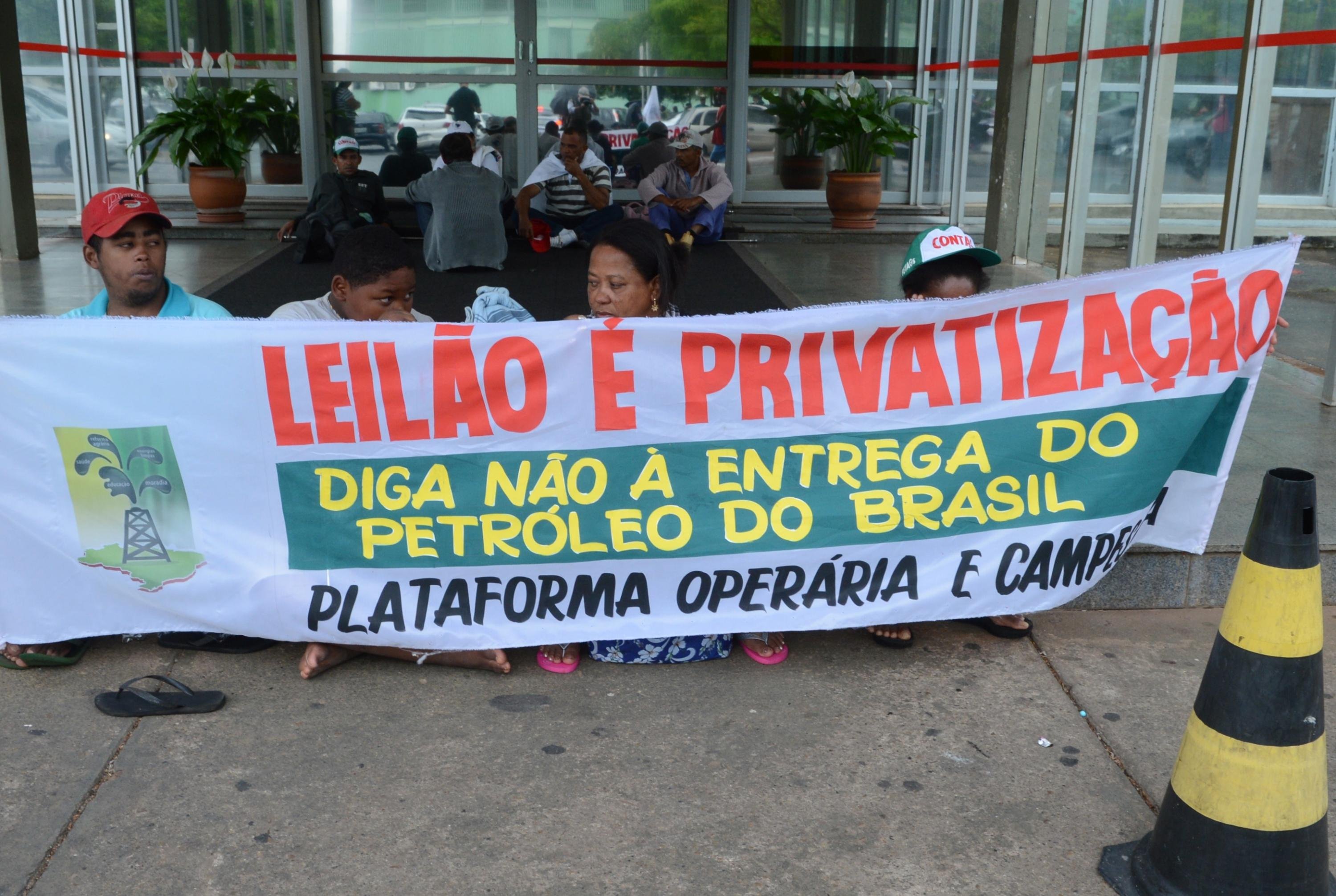 Manifestantes ocupam Minist&eacute;rio de Minas e Energia