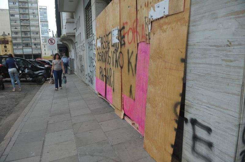 Pr&eacute;dio onde prefeito mora foi pichado e depredado durante protesto na Capital 