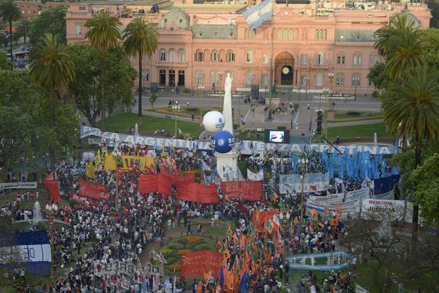 Milhares se manifestam a favor de Cristina Kirchner em Buenos Aires