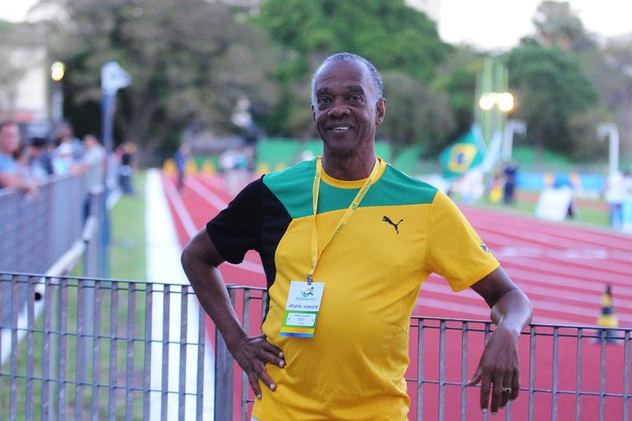 Atleta de competiu na Olimp&iacute;ada de 1964 e agora busca ser o mais r&aacute;pido em Porto Alegre