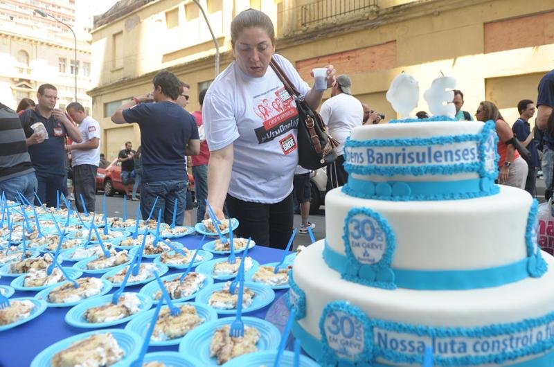 Bolo marca 30&ordm; dia de greve dos funcion&aacute;rios do Banrisul