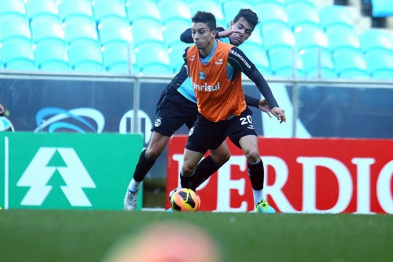Alex Telles aprova mist&eacute;rio antes do cl&aacute;ssico