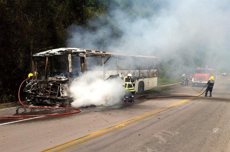 Inc&ecirc;ndio consumiu coletivo no km 46 da ERS 122 