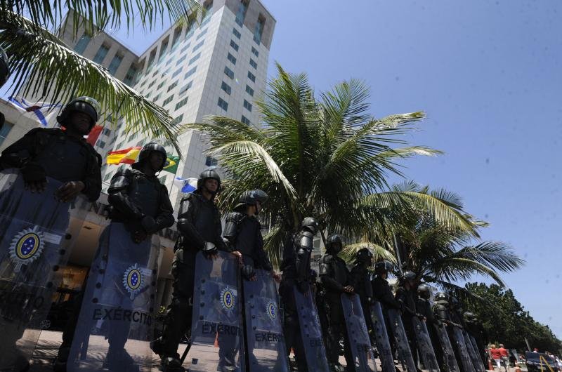 Cerca de 40 soldados est&atilde;o armados em frente ao hotel do evento desta segunda-feira