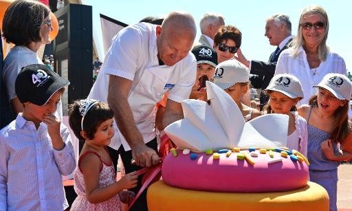 Festa teve direito a r&eacute;plica da constru&ccedil;&atilde;o em bolo