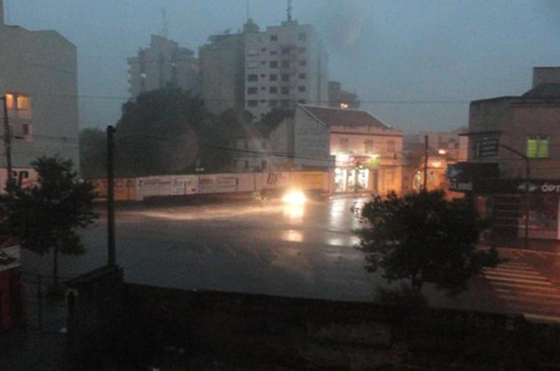Ruas ficaram alagadas com o grande volume de chuva