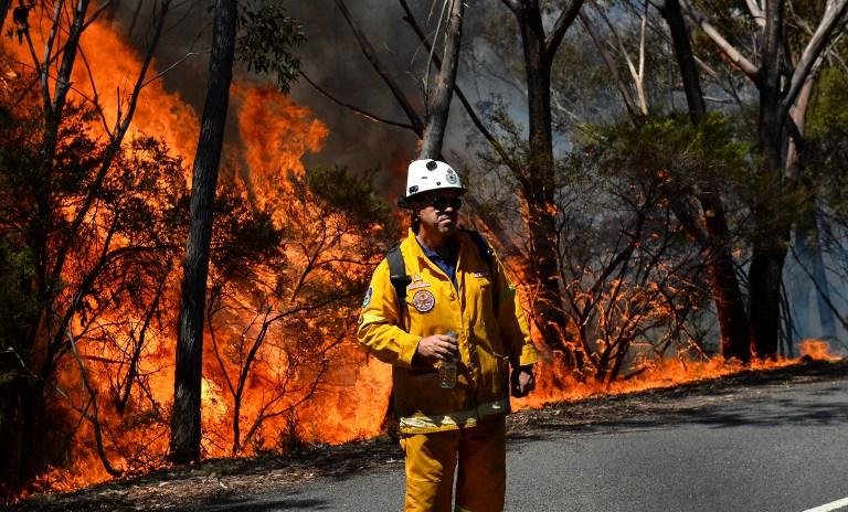 Bombeiros tentam conter grande inc&ecirc;ndio na Austr&aacute;lia