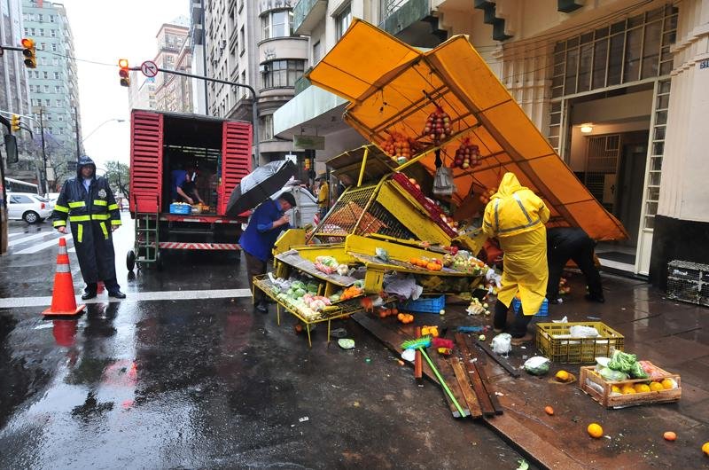 &Ocirc;nibus colidiu contra uma banca de frutas no final da manh&atilde; na avenida Borges de Medeiros