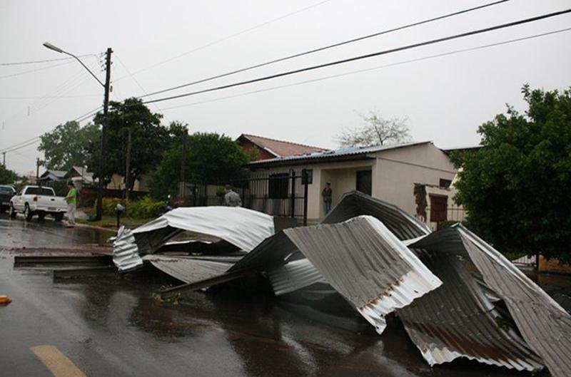 Ao menos 500 casas foram destelhadas em Santa Rosa