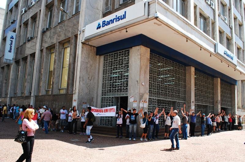 Trabalhadores deram um abra&ccedil;o simb&oacute;lico na sede do Banrisul