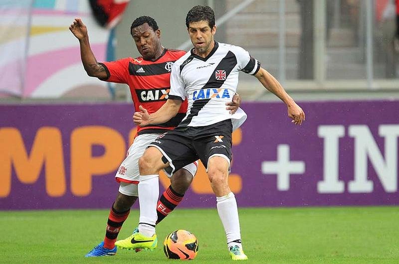 Juninho Pernambucano pega gancho por gesto obsceno e falta dura