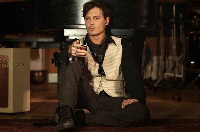 Johnny Deep aparece sentado no ch&atilde;o ouvindo &acute;Queenie Eye&acute;