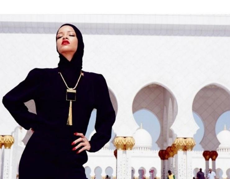 Rihanna posou para fotos em frente a Grande Mesquita de Abu Dhabi 