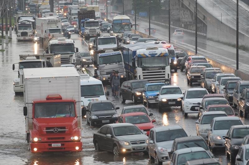 Problema no trem causou congestionamentos na BR 116