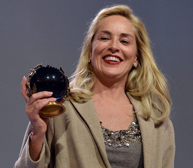 Sharon Stone recebe pr&ecirc;mio por luta contra Aids