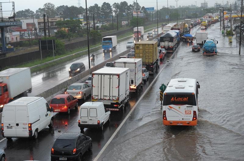 Alagamentos causaram congestionamento na BR 116 nesta quarta-feira