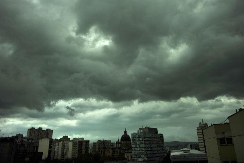 Tarde virou noite em Porto Alegre em quest&atilde;o de minutos