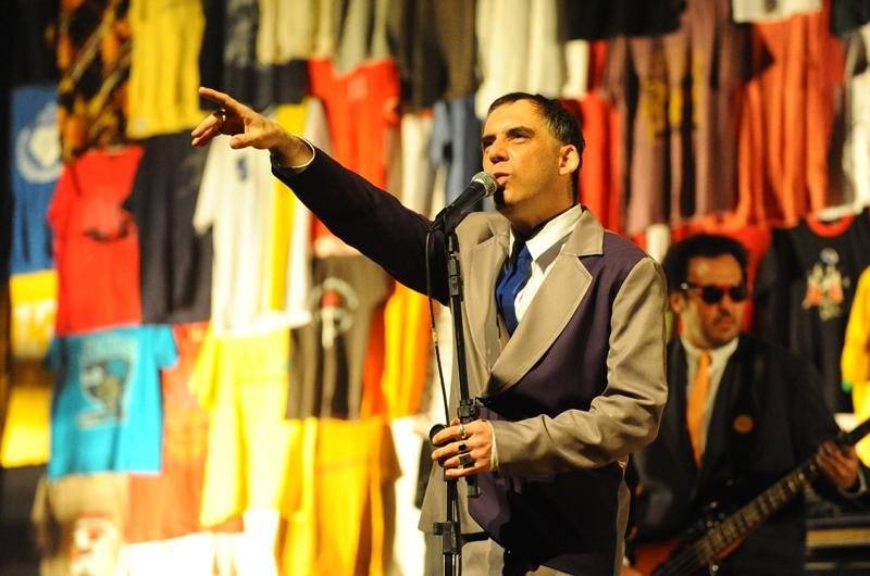 Show de Arnaldo Antunes lan&ccedil;a seu novo trabalho, &acute;Disco&acute;, a partir das 21h