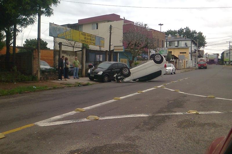 Carro capotou na rua Pero Vaz de Caminha, na zona Norte da Capital