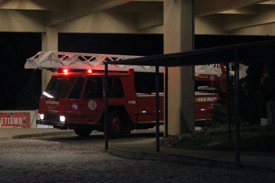 Escada mec&acirc;nica foi usada no combate &agrave;s chamas