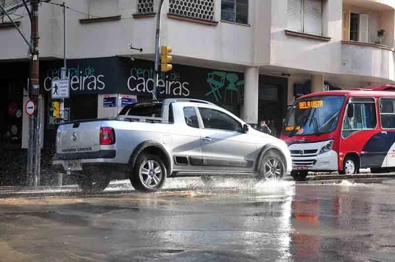 Vazamento causou alagamento na avenida Independ&ecirc;ncia, na Capital