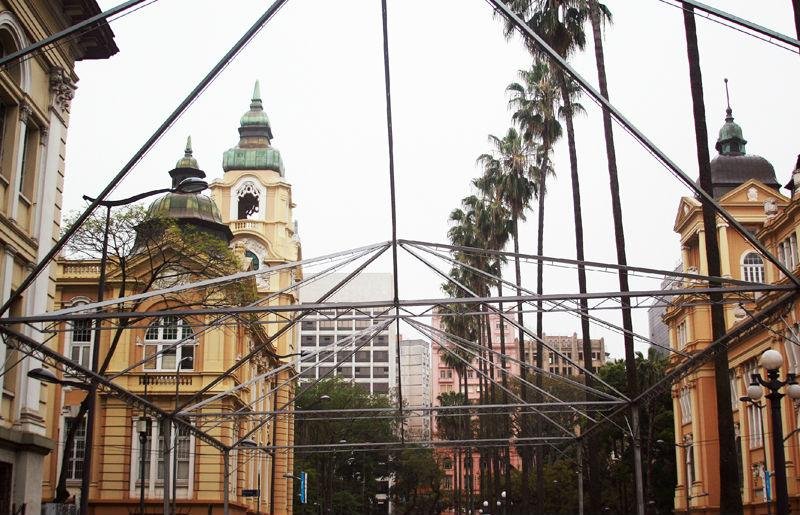 Pilares met&aacute;licos j&aacute; foram montados na Pra&ccedil;a da Alf&acirc;ndega para a Feira do Livro