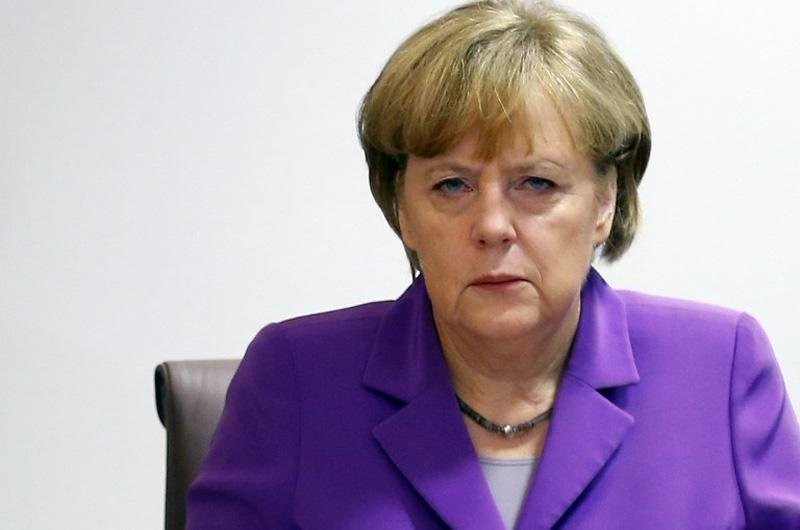 Celular de Merkel teria sido espionado pelos EUA 