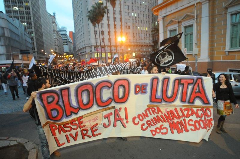 Os ativistas do Bloco de Lutas pelo Transporte P&uacute;blico realizam um protesto no Centro de Porto Alegre 