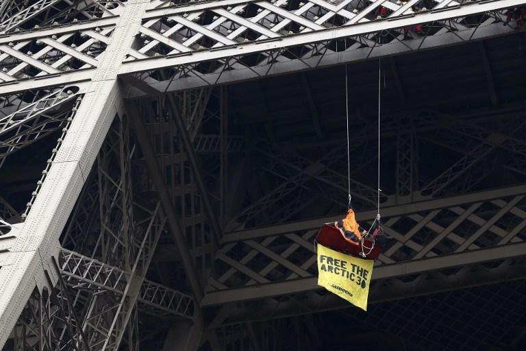 No cartaz, se lia: &acute;Liberdade aos 30 do &Aacute;rtico&acute; e &acute;Ativistas na pris&atilde;o, clima em perigo&acute;
