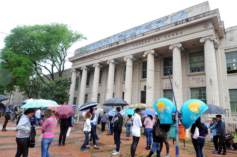 Muitos pais reclamaram que os candidatos precisaram esperar na chuva