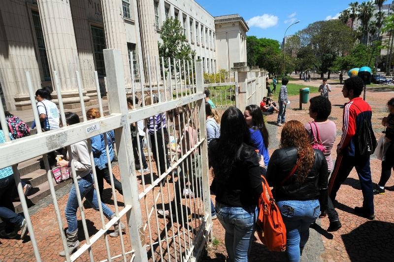 Alunos fazem segundo dia de provas do Enem