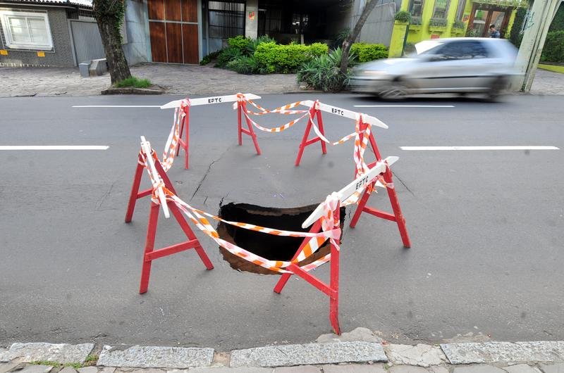 EPTC isolou o buraco no asfalto na rua Doutor Tim&oacute;teo