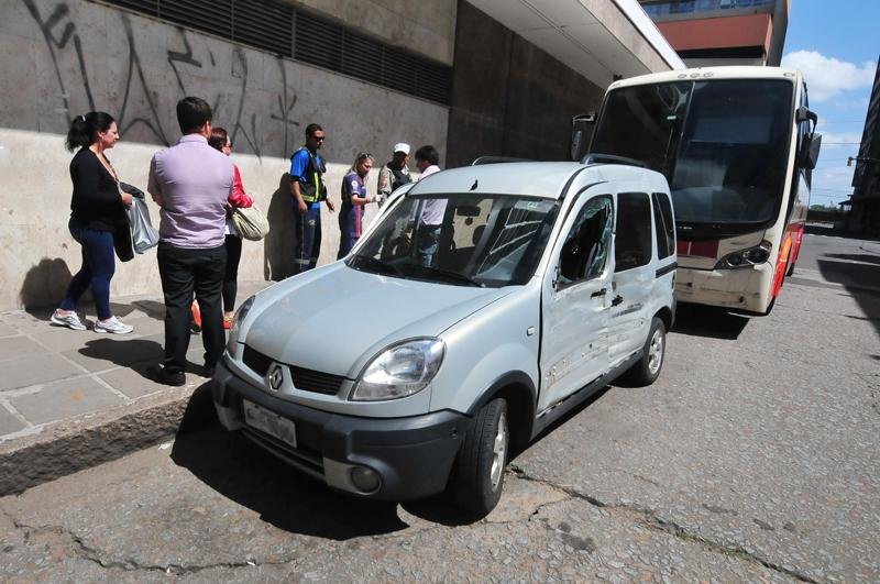 &Ocirc;nibus colide contra carro e deixa quatro feridos