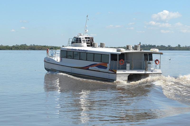 Catamar&atilde; opera entre Porto Alegre e Gua&iacute;ba h&aacute; dois anos