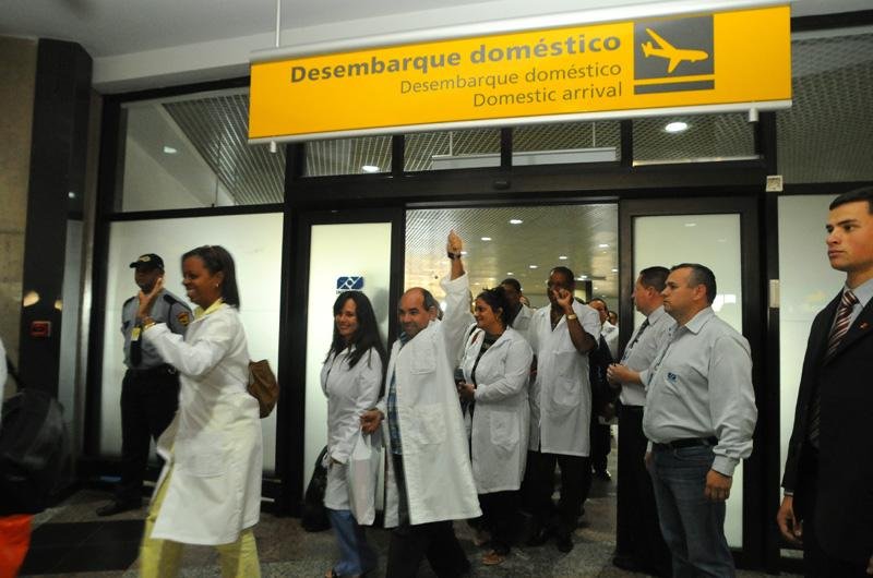 M&eacute;dicos cubanos foram recepcionados com festa em Porto Alegre