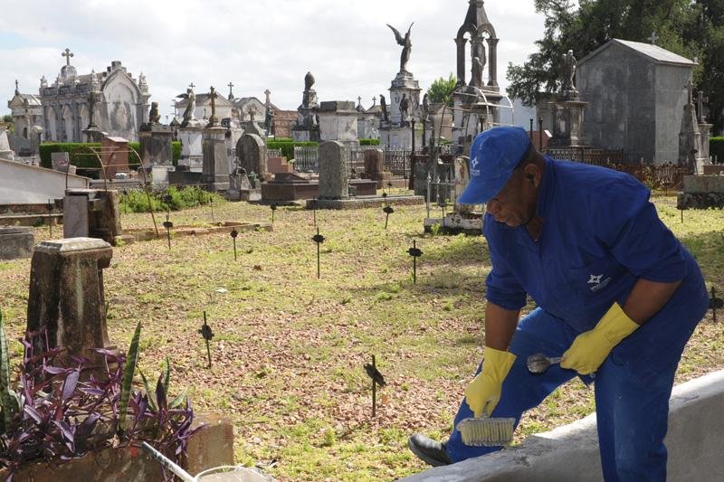Cemit&eacute;rios preparam homenagens para o Dia de Finados