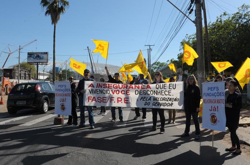 Servidores p&uacute;blicos estaduais reivindicam reajuste salarial