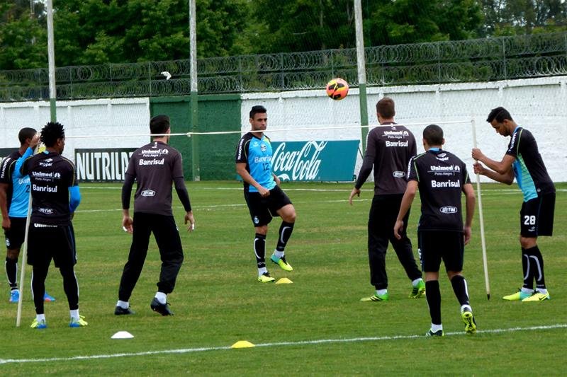 Gr&ecirc;mio joga futev&ocirc;lei e disputa rach&atilde;o antes da semifinal da Copa do Brasil