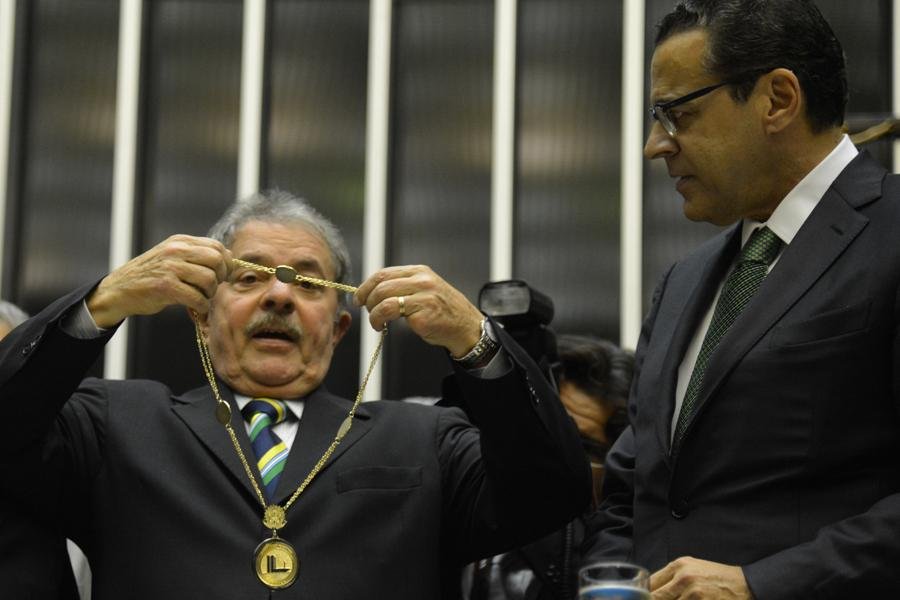 Lula recebe medalha na C&acirc;mara e defende reforma pol&iacute;tica