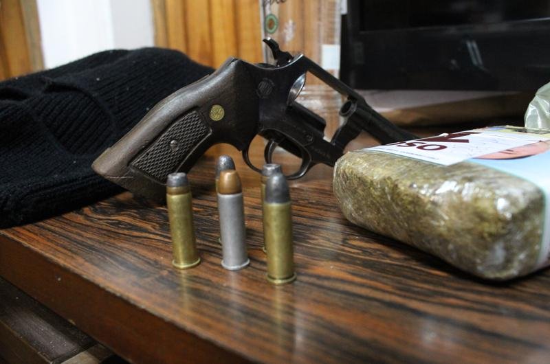 Foram apreendidos meio quilo de maconha , um rev&oacute;lver calibre, equipamentos e dinheiro