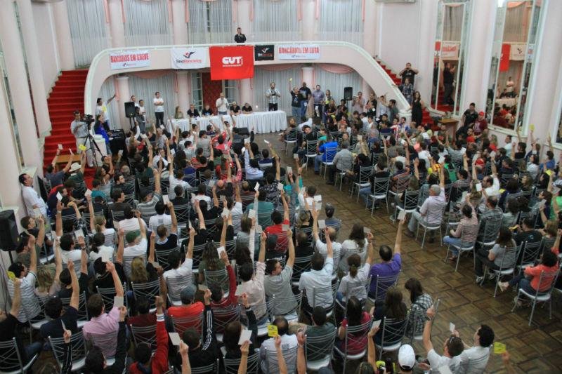 Funcion&aacute;rios do Banrisul encerram a greve em Porto Alegre