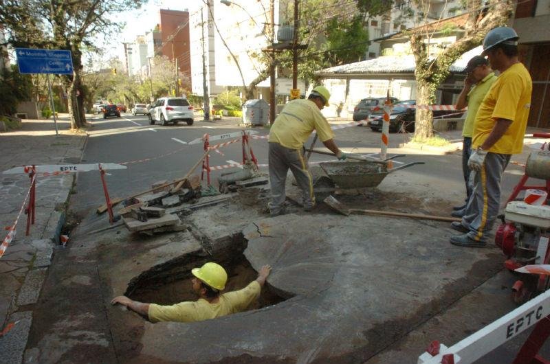 Oper&aacute;rios come&ccedil;am a trabalhar em cratera na rua Doutor Tim&oacute;teo