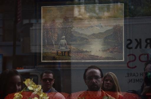Obra de Banksy est&aacute; sendo disputada em leil&atilde;o