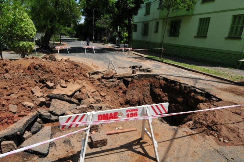 Obra interrompe tr&aacute;fego no bairro Santa Cec&iacute;lia