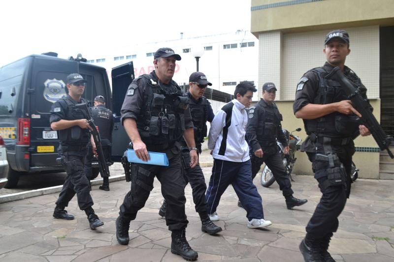 Suspeito chegou com forte escolta para audi&ecirc;ncia