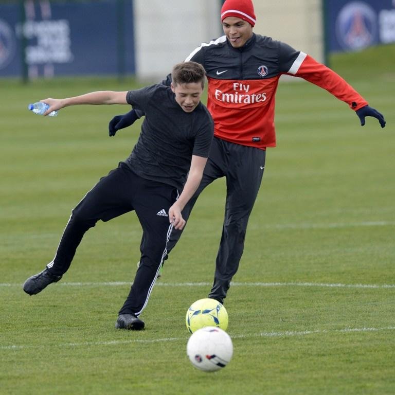 Brooklyn brinca com Thiago Silva durante treino no PSG
