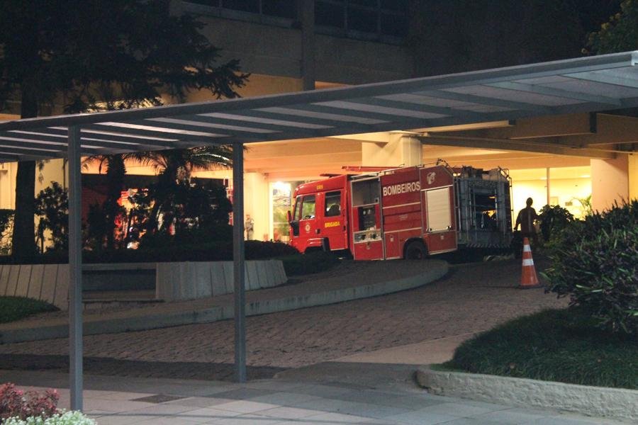 Inc&ecirc;ndio consumiu 50% do terceiro andar e pelo menos 30% do t&eacute;rreo